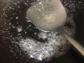 小火炒至糖溶化
