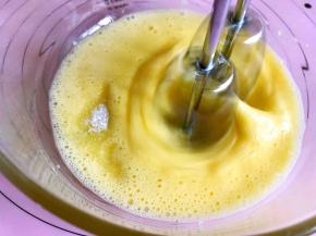 打发至起泡加入剩下的二分之一的白糖，继续打发