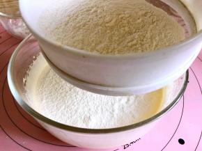 筛入低筋面粉