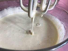 打发至提起打蛋器留下的蛋黄糊不会马上消失即可