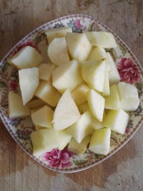 2、苹果洗净去皮，切成块。