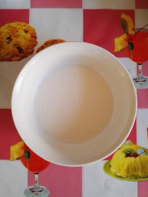 3、面粉与玉米淀粉混合后，加入清水，和成面糊，要稠一点的。能拉出直线来的面糊。