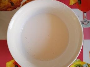 3、面粉与玉米淀粉混合后，加入清水，和成面糊，要稠一点的。能拉出直线来的面糊。