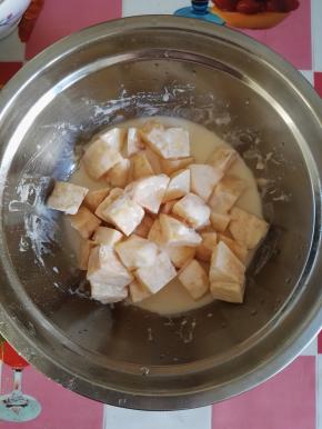 4、将苹果块倒入面糊中并均匀地裹上面糊。为了方便操作，我换了一个大的盆。