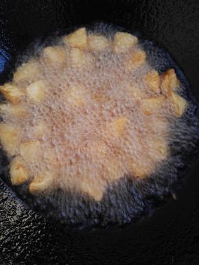 5、锅中倒入食用油，六成热时，倒入苹果块，炸成金黄色捞出备用。