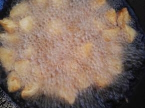 5、锅中倒入食用油，六成热时，倒入苹果块，炸成金黄色捞出备用。