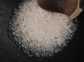 6、另起锅，加入清水30克，加入白糖，中小火熬制。边熬边用锅铲不停的搅拌。
