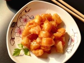 9、拔丝苹果上桌啦。