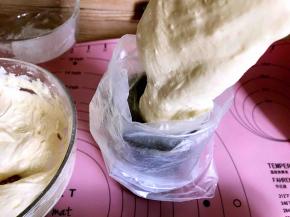 然后将拌好的蛋黄糊装入裱花袋里