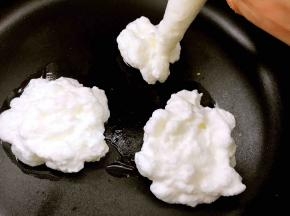 油温5成热转小火，将裱花袋里的蛋白挤入锅里的油上面