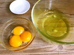 将鸡蛋的蛋白、蛋黄分开打入碗中