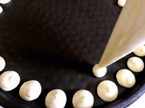 煎饼铛提前预热1分钟，将裱花袋里的蛋黄糊挤入煎饼铛里，形状随自己喜好。