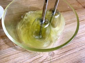 蛋白用电动打蛋器打发（也可以加入糖或盐一起打发）