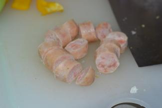 三文鱼肠无需解冻，直接切成小块，再恢复室温。