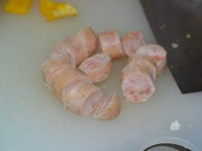 三文鱼肠无需解冻，直接切成小块，再恢复室温。