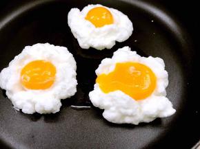 再将蛋黄放入蛋白中间，盖上锅盖焖半分钟