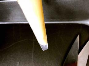 将裱花袋上口拧紧，用剪刀将下面尖尖剪一小口