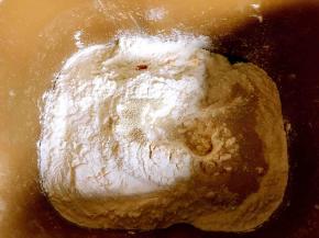 将牛奶、玉米油、鸡蛋、南瓜泥、白糖、盐（白糖和盐对角放入）高筋面粉、酵母粉（将面粉挖个小坑，再将酵母粉放入坑里）依次放入面包机中，开搅拌键，揉至15分钟