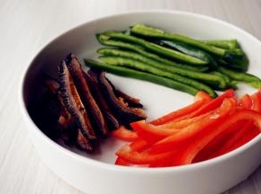 青红椒去蒂去瓤，切条，红极参同样切条状
