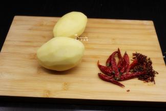 准备食材：土豆去皮、干辣椒、花椒等；