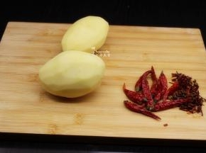 准备食材：土豆去皮、干辣椒、花椒等；