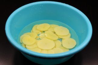 土豆切片，盐水浸泡3分钟，PS：浸泡之后炒不粘锅；