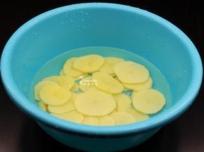 土豆切片，盐水浸泡3分钟，PS：浸泡之后炒不粘锅；