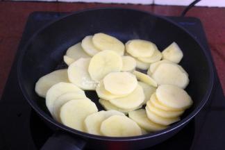 热锅，倒油，把土豆片放入锅中；