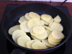热锅，倒油，把土豆片放入锅中；