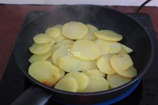 盖上盖子，土豆煮熟；