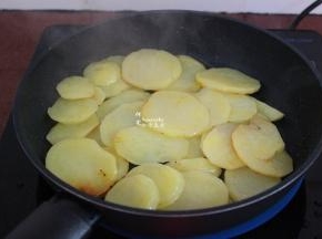 盖上盖子，土豆煮熟；