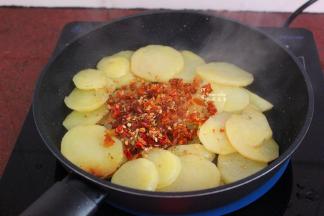 加入干辣椒、花椒翻炒出辣味来；