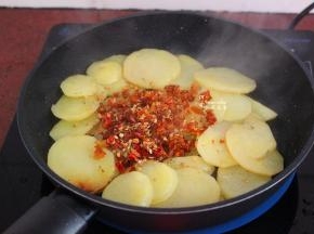 加入干辣椒、花椒翻炒出辣味来；