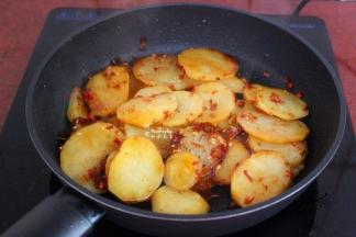 放酱油、盐炒均即可