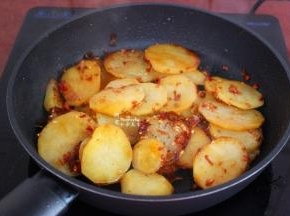 放酱油、盐炒均即可