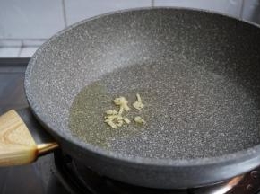 热锅下油放姜蓉