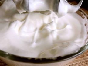 打发至硬性蓬松，提起打蛋器不滴流就可以了