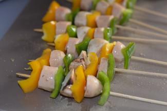 将切好的食材用竹签依次穿好，然后刷上一层食用油，撒上少许胡椒粉和盐。
