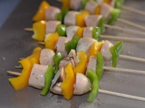将切好的食材用竹签依次穿好，然后刷上一层食用油，撒上少许胡椒粉和盐。