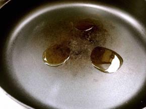 平底锅置火上，放入三点油