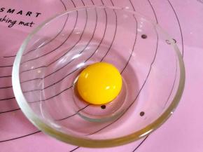 将鸡蛋黄加少许清水划散