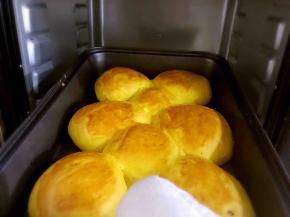 手上戴上热手套，将烤好的南瓜面包拿出来