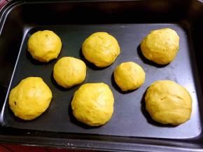 定型放入烤盘里，密封或者放入烤箱里再发酵至两倍大。