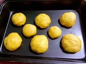 定型放入烤盘里，密封或者放入烤箱里再发酵至两倍大。