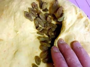 拿出来加入葡萄干，揉至15分钟