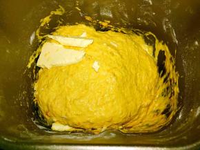 加入黄油，继续揉面