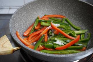 加入盐和糖，翻炒