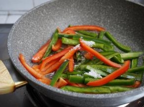 加入盐和糖，翻炒