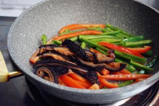 再倒入红极参条，加入鲍鱼汁，翻炒几下