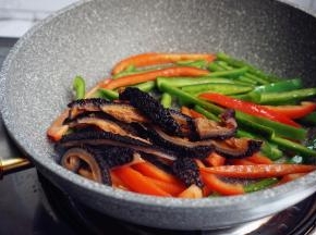 再倒入红极参条，加入鲍鱼汁，翻炒几下